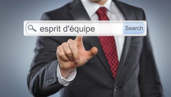 Homme en costume cherche à créer un esprit d'quipe